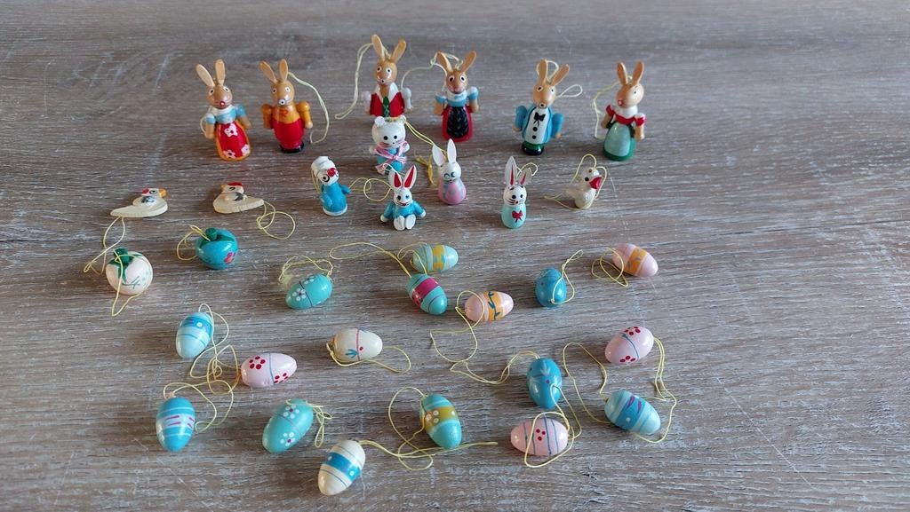 33 houten eitjes haasjes paashaas paastak hangers pasen, Ophalen of Verzenden, Gebruikt