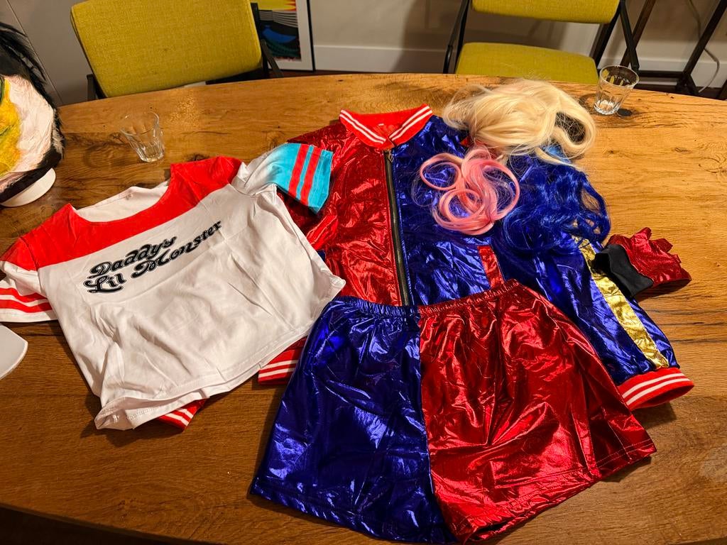 Harley Quinn Outfit - Nieuw, valt als S/M, Carnaval, Nieuw, Ophalen of Verzenden, Kleding