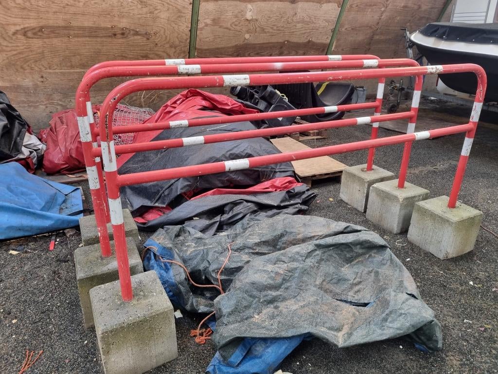 3 x geleide, afzet hekken met betonblok, Ophalen, IJzer
