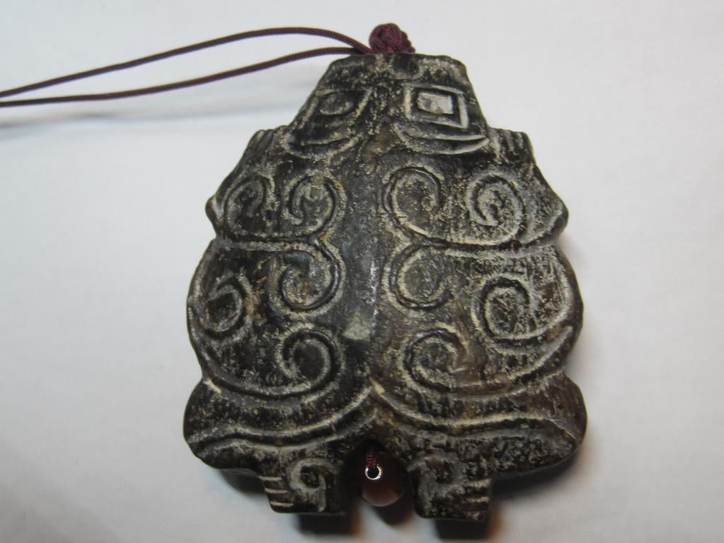 Jade amulet hanger bijzonder vorm donker groen, Sieraden, Tassen en Uiterlijk, Antieke sieraden, Ophalen, Overige materialen, Hanger