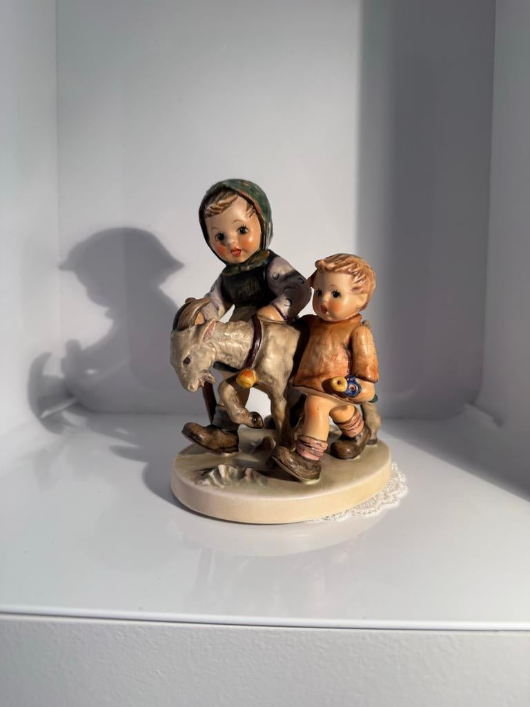 Goebel Hummel Zuster Maria Innocentia #334, Antiek en Kunst, Ophalen of Verzenden