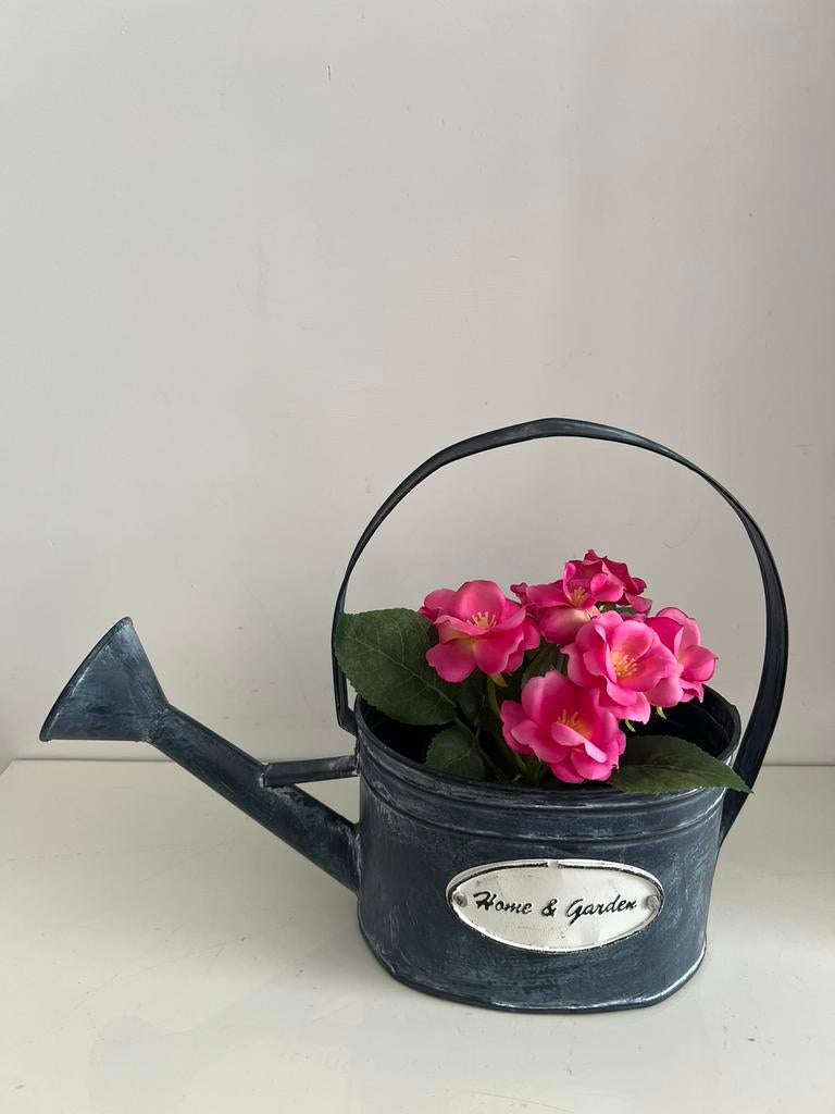 Grijs zink metalen gieter met roze kunstbloemen., Ophalen of Verzenden, Nieuw, Metaal
