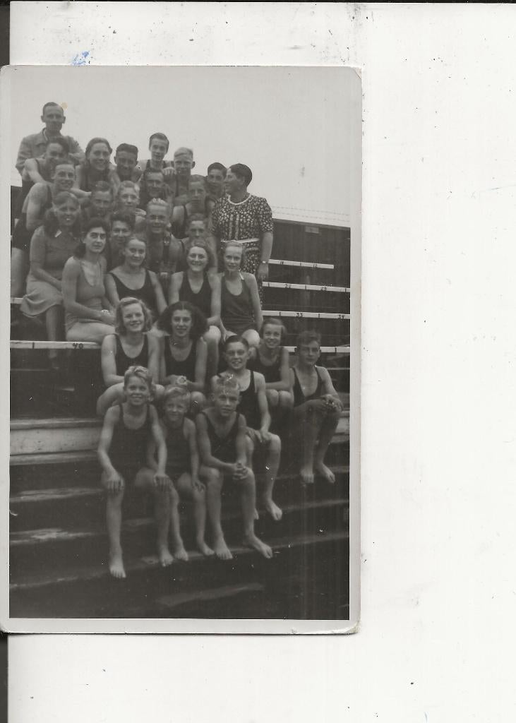 Honselersdijk Zwemmers op de tribune Fotokaart, Ophalen of Verzenden, 1920 tot 1940, Ongelopen, Zuid-Holland