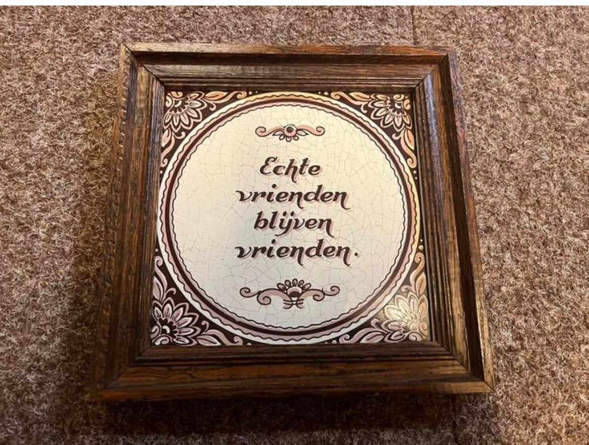 Antiek/vintage tegeltje bruin “vrienden”, Antiek en Kunst, Antiek | Wandborden en Tegels, Ophalen of Verzenden