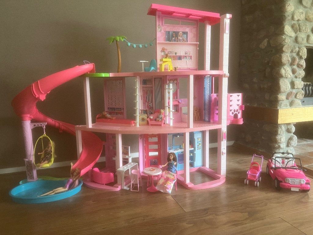 Barbie huis met meubels en barbies, Ophalen, Zo goed als nieuw, Poppenhuis