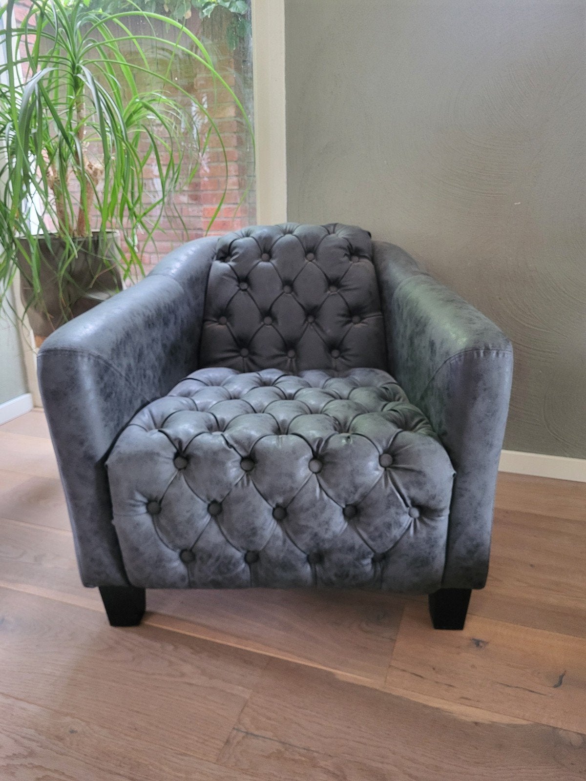 Stijlvolle Chesterfield fauteuil - Grijs, Huis en Inrichting, Fauteuils, Chesterfield, Klassiek, Industrieel, 75 tot 100 cm, Ophalen of Verzenden