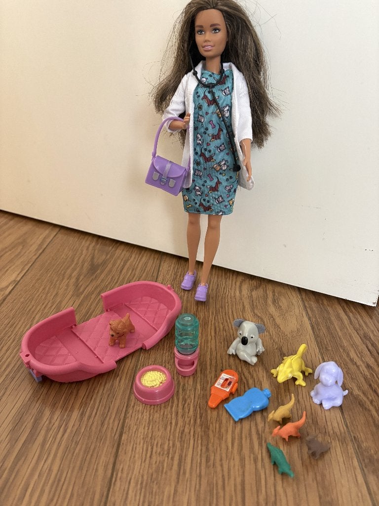 Barbie Modepop Dierendokter met accessoires, Ophalen of Verzenden, Zo goed als nieuw, Barbie