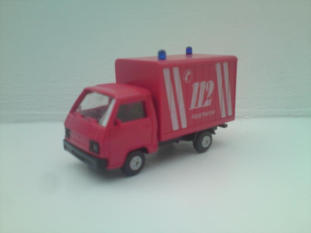 Rietze Mitsubishi L300 brandweer bakwagen 112. 1/87, Hobby en Vrije tijd, Modelauto's | 1:87, Ophalen of Verzenden, Zo goed als nieuw