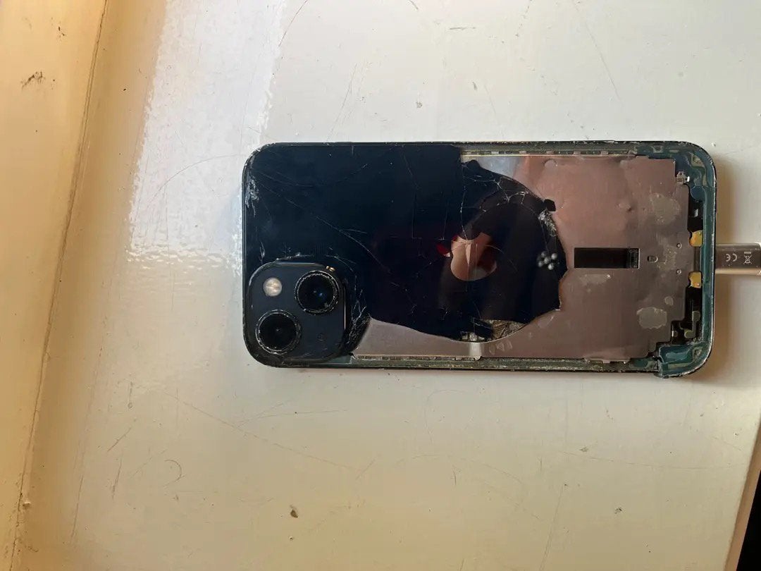 Iphone 13 schade!!!! Scherm doet het ook niet meer is kapot, Ophalen, Zo goed als nieuw, IPhone 13