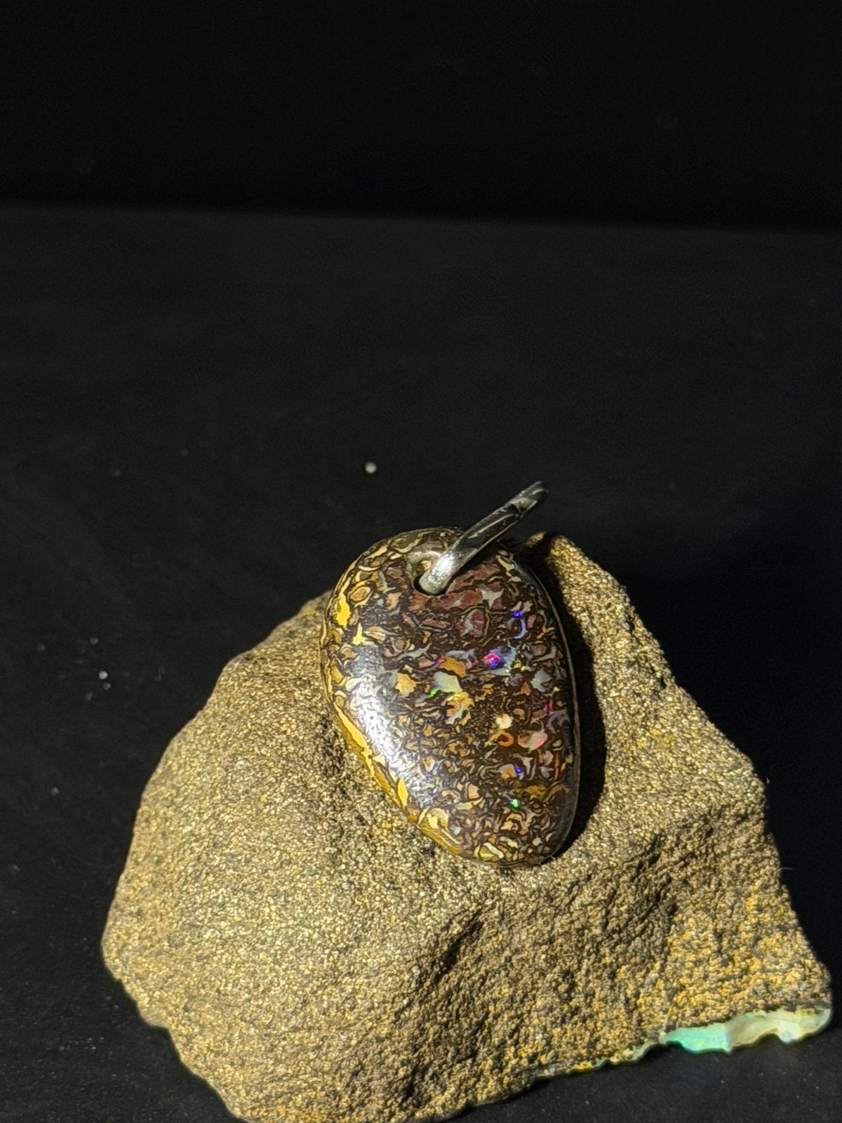 Handgemaakte Australische boulder opaal hanger, Overige voorstellingen, Ophalen of Verzenden, Zo goed als nieuw, Steen of Mineraal