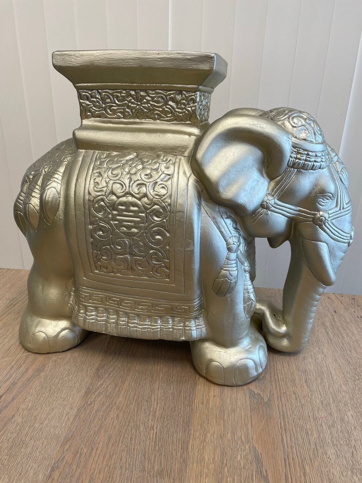 Grote stenen olifant bijzettafel - Oosters design, Gebruikt, Ophalen of Verzenden, Oosters, Goud