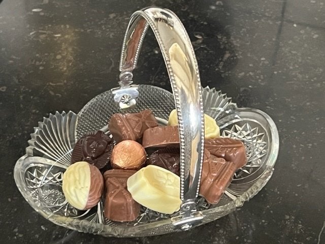 BONBON- BEUGELSCHAAL (ZILVER PARELRAND) OVAAL MODEL, Verzenden, Zilver