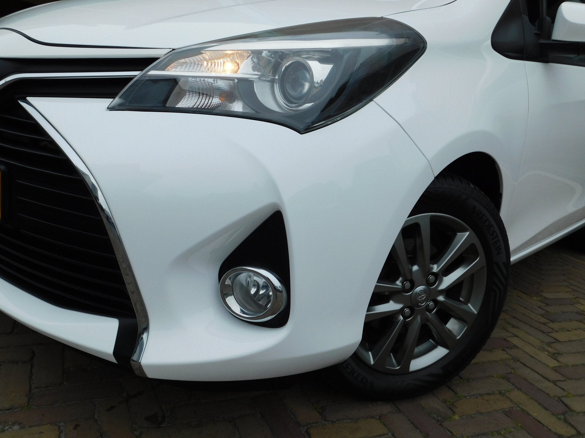 Toyota Yaris 1.3 VVT-i Aspiration Design Pack (bj 2016), Auto's, Voorwielaandrijving, 12 maanden, Euro 6, Wit