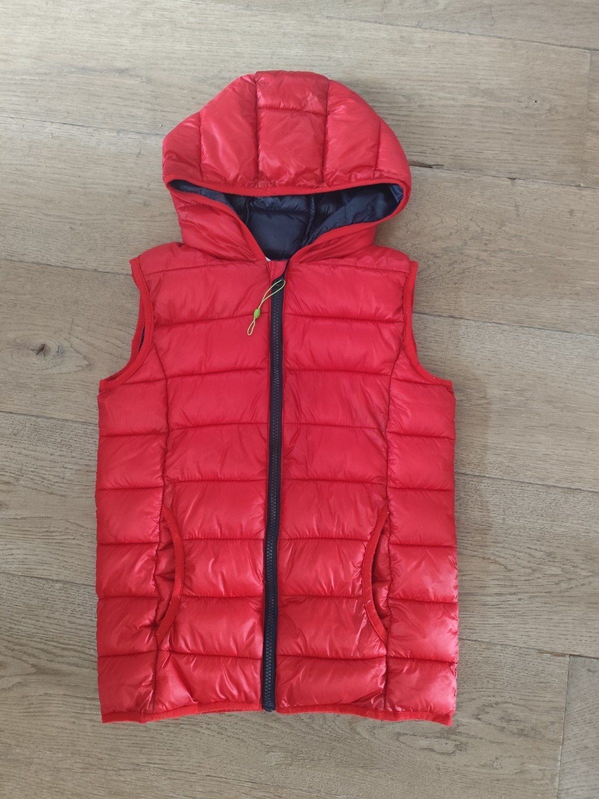 Mooie rode bodywarmer maat 134/140, Gebruikt, Kids, Jongen of Meisje, Ophalen of Verzenden