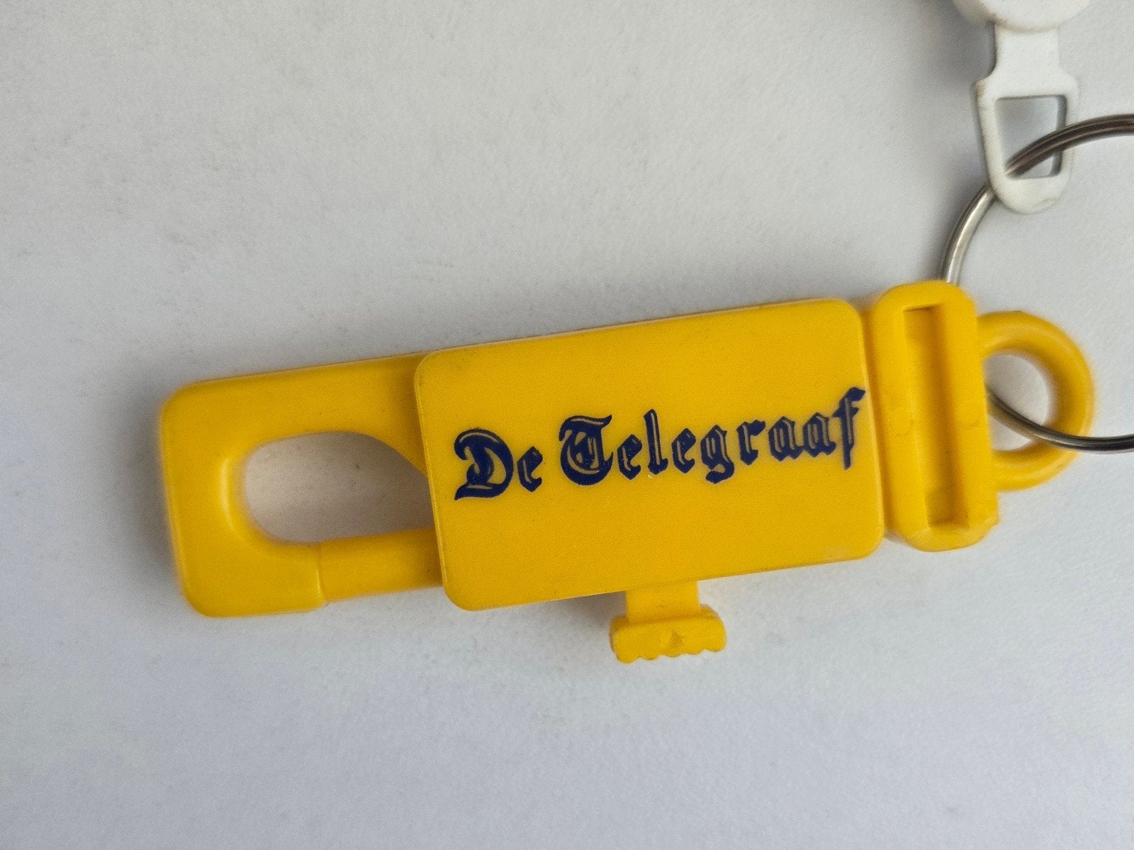 Sleutelhanger De Telegraaf - Vintage Reclame Item, Ophalen of Verzenden, Gebruikt, Merk