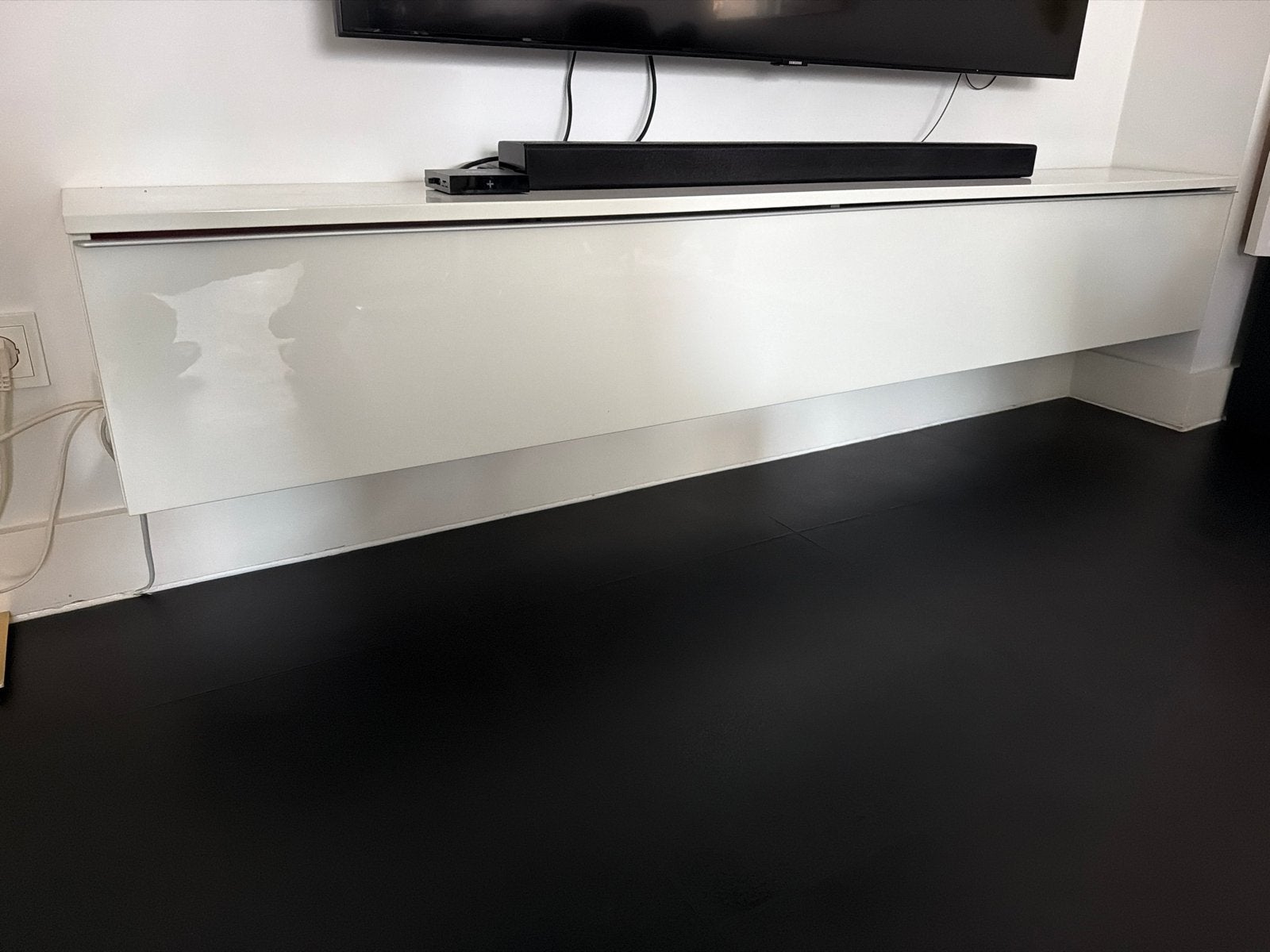 Witte zwevende tv-meubel met opbergruimte. Zelf demonteren, Ophalen, Overige materialen, Gebruikt, 150 tot 200 cm