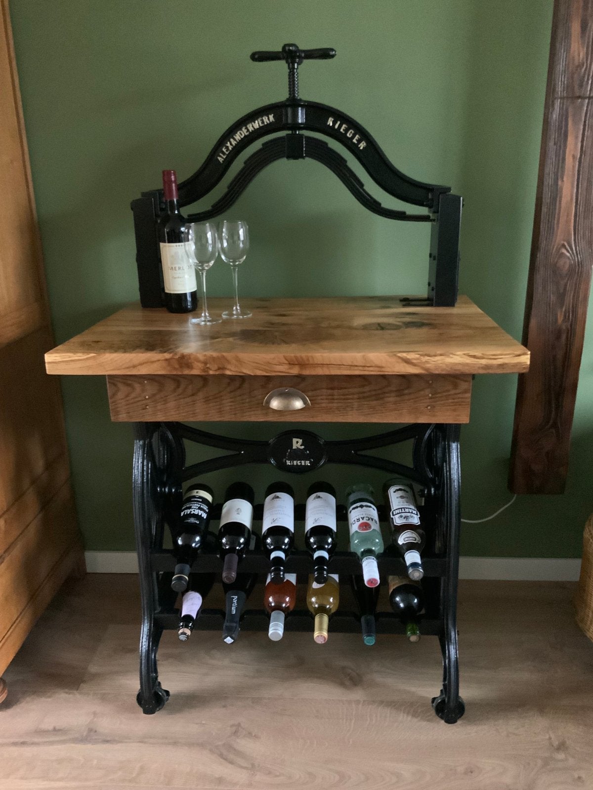 Wijntafel/rek gemaakt van oude materialen, Ophalen, Zo goed als nieuw, Hout