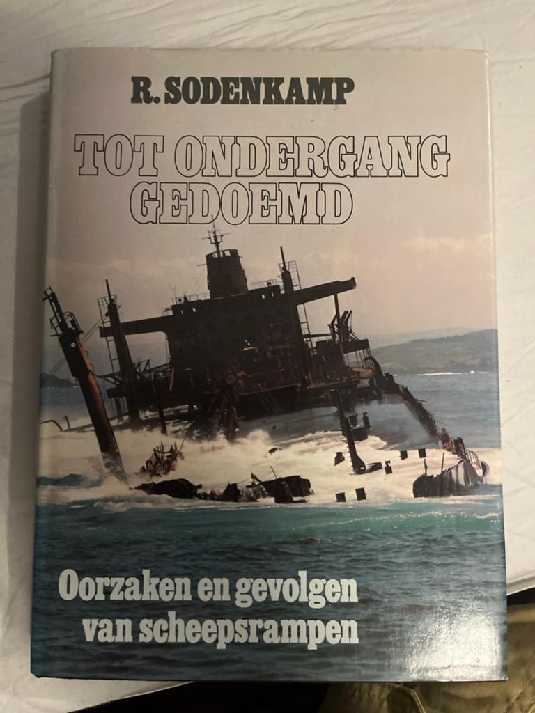 Tot Ondergang Gedoemd - Oorzaken en gevolgen van scheepsramp, Boeken, Ophalen of Verzenden, Gelezen, Overige onderwerpen
