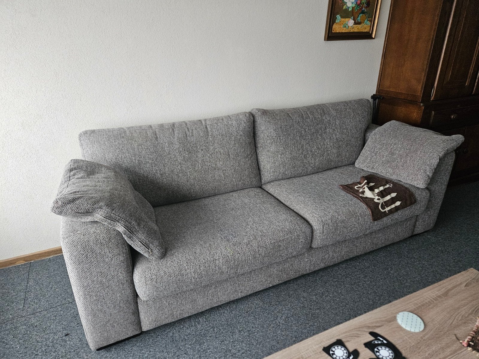 Gratis comfortabele grijze tweezitsbank van stof, Ophalen, Gebruikt, Tweepersoons, 75 tot 100 cm
