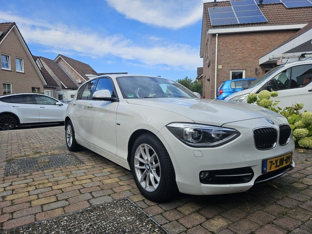 BMW 1-Serie 116I 100KW 5DR Aut8 2013 Wit, Auto's, 4 cilinders, Wit, Leder, 1200 kg