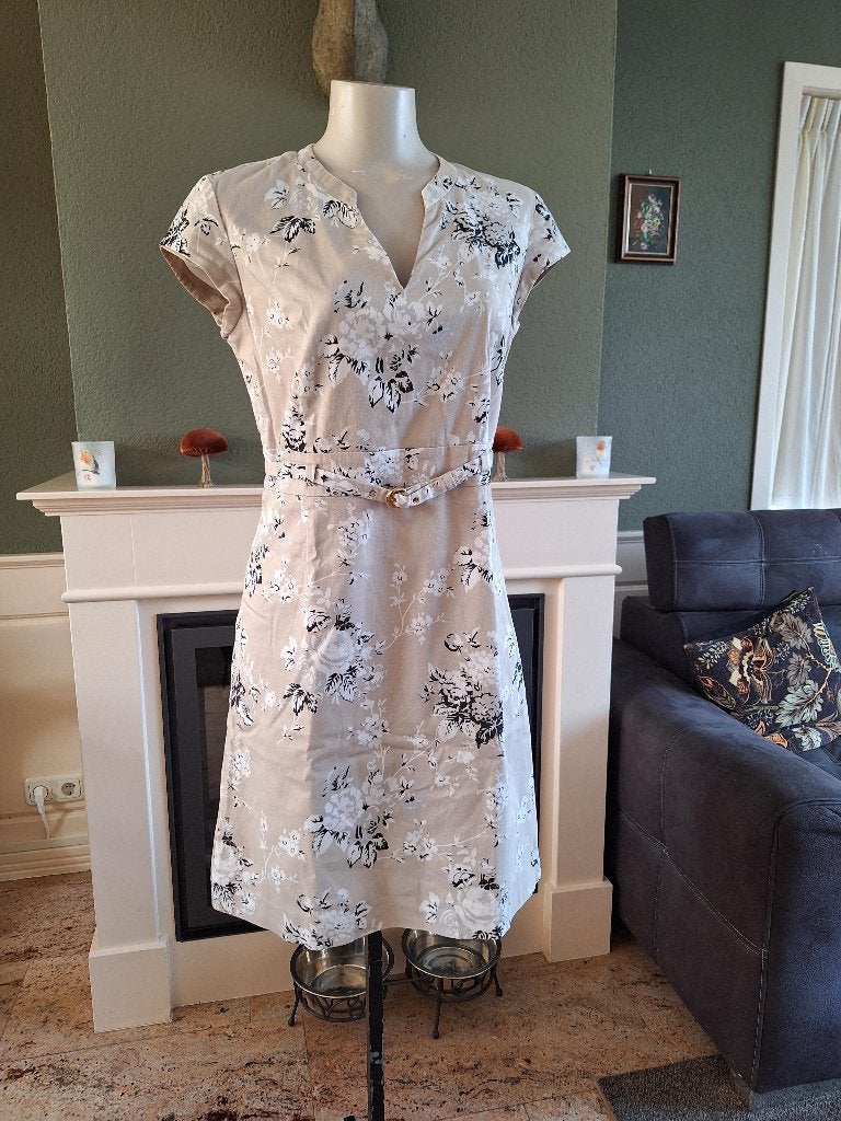 River Woods beige grijs wit zwart bloemen jurk 40 M, Verzenden, River Woods, Beige, Maat 42/44 (L)