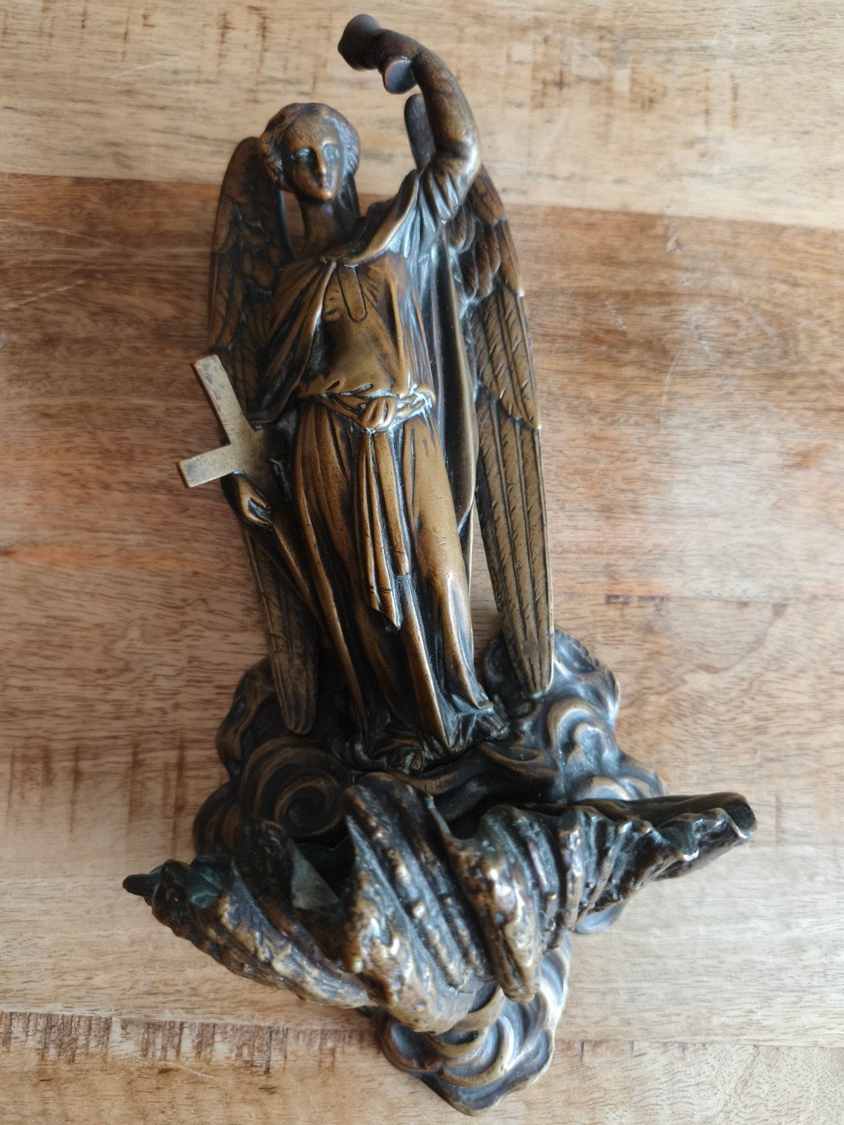 Antiek bronzen beeld van engel met kruis en bazuin, Ophalen of Verzenden