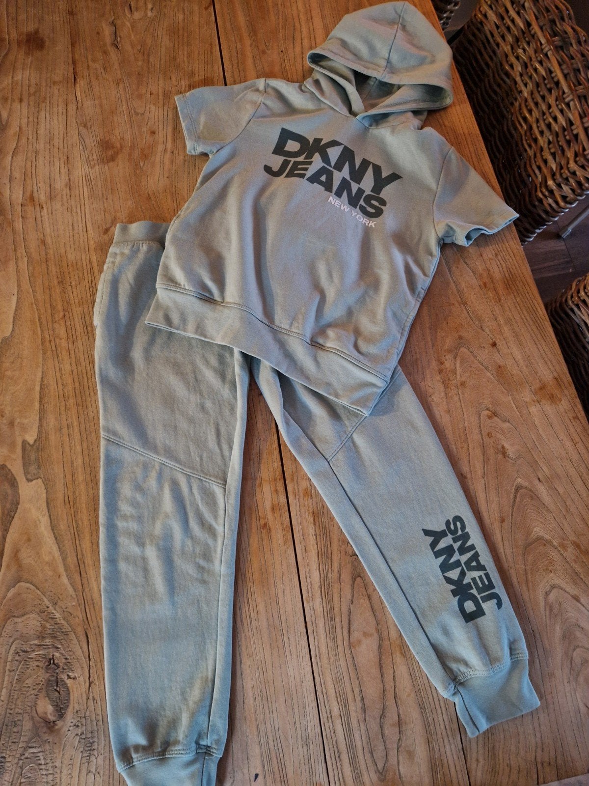 DKNY joggingpak huispak mintgroen nieuwstaat 146/152 12 jaar, Ophalen of Verzenden, Zo goed als nieuw, Setje, Jongen