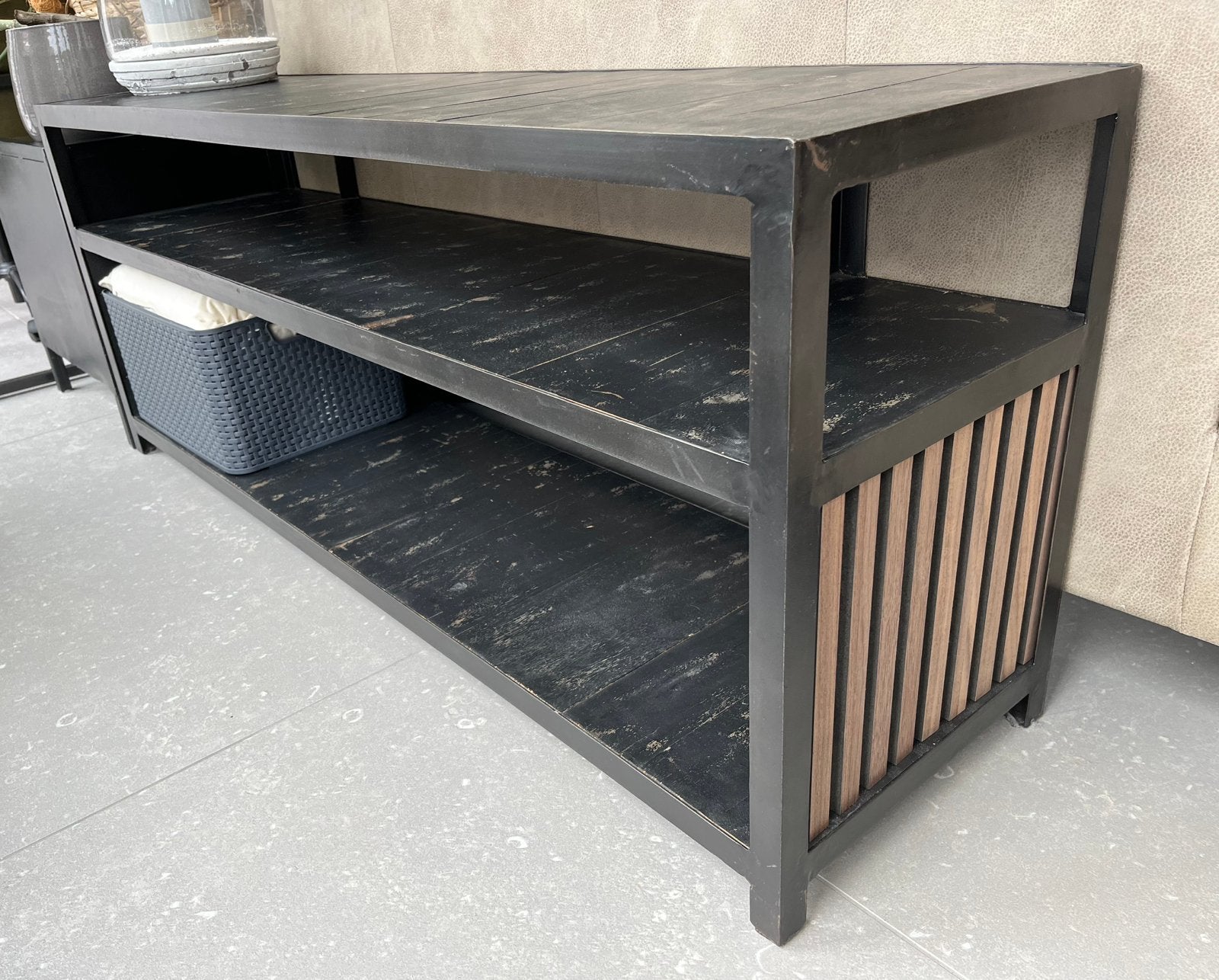 Kast side table 150L x 60H x 40D cm, Huis en Inrichting, Ophalen, Zo goed als nieuw