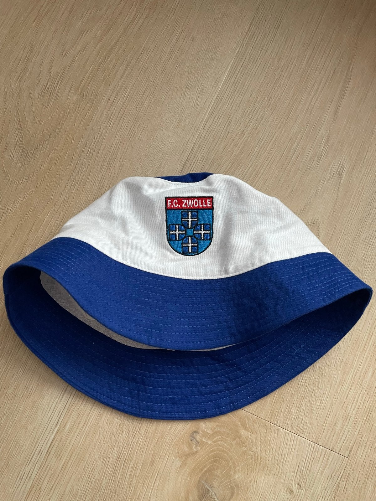 FC Zwolle Bucket Hat zonnehoedje Blauw/Wit, Ophalen of Verzenden, Zo goed als nieuw, One size fits all, Hoed