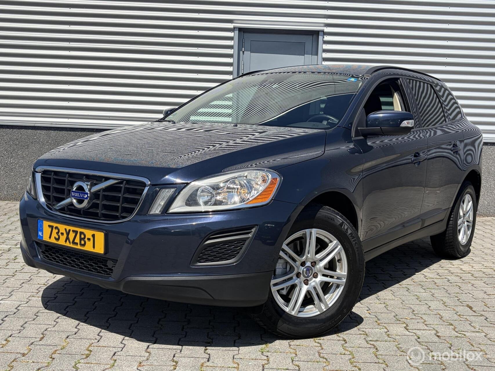 Volvo XC60 2.0 D4 Kinetic, Airco,Cruise,Navi, Auto's, Euro 5, Stof, Gebruikt, Zwart