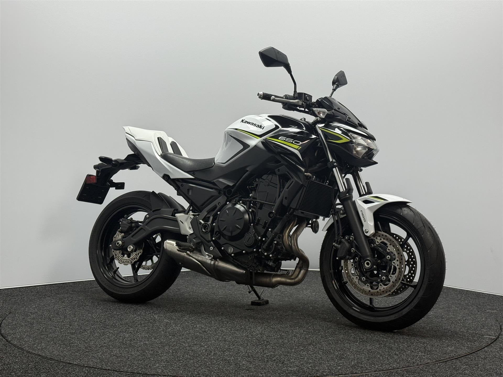 Kawasaki Z650 ABS, Motoren, Motoren | Kawasaki, LED Verlichting, 649 cc, Bedrijf, 12 t/m 35 kW