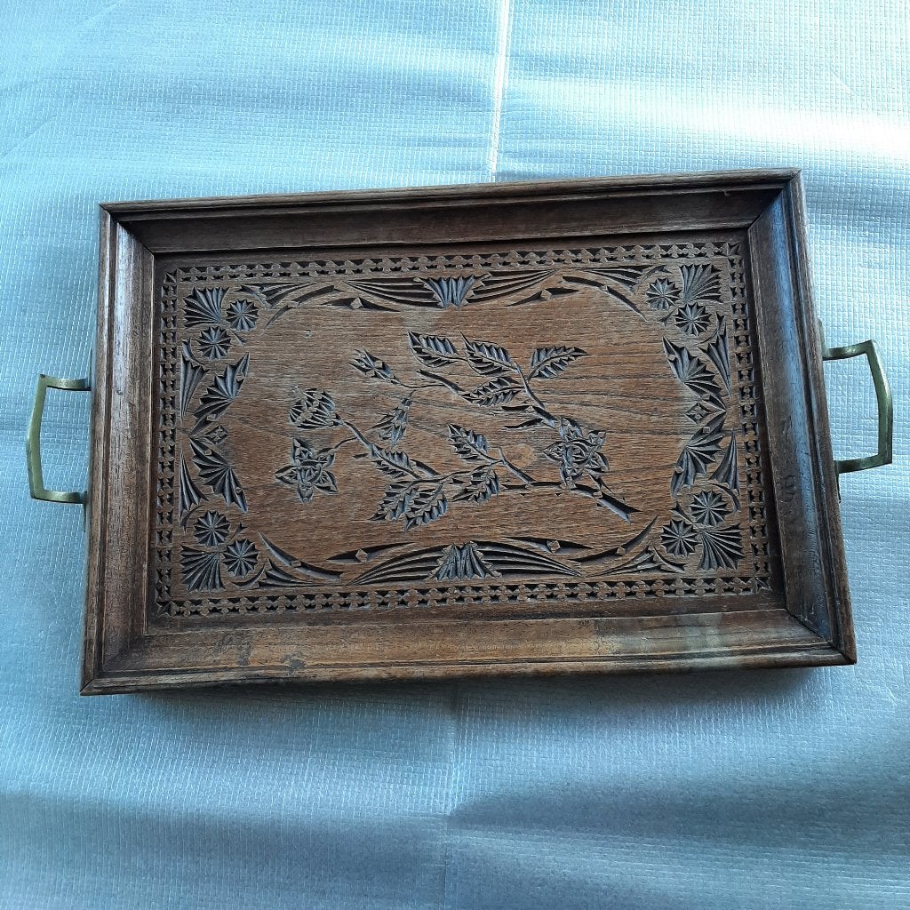Antiek houten dienblad  Friese kerfsnede (?) koperen handvat, Ophalen