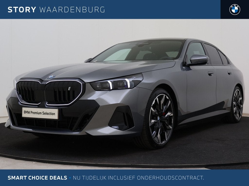 BMW i5 eDrive40 M Sport / Trekhaak / Panoramadak / Comfortst, Auto's, BMW, 2095 kg, Achterwielaandrijving, Zwart, Met garantie (alle)