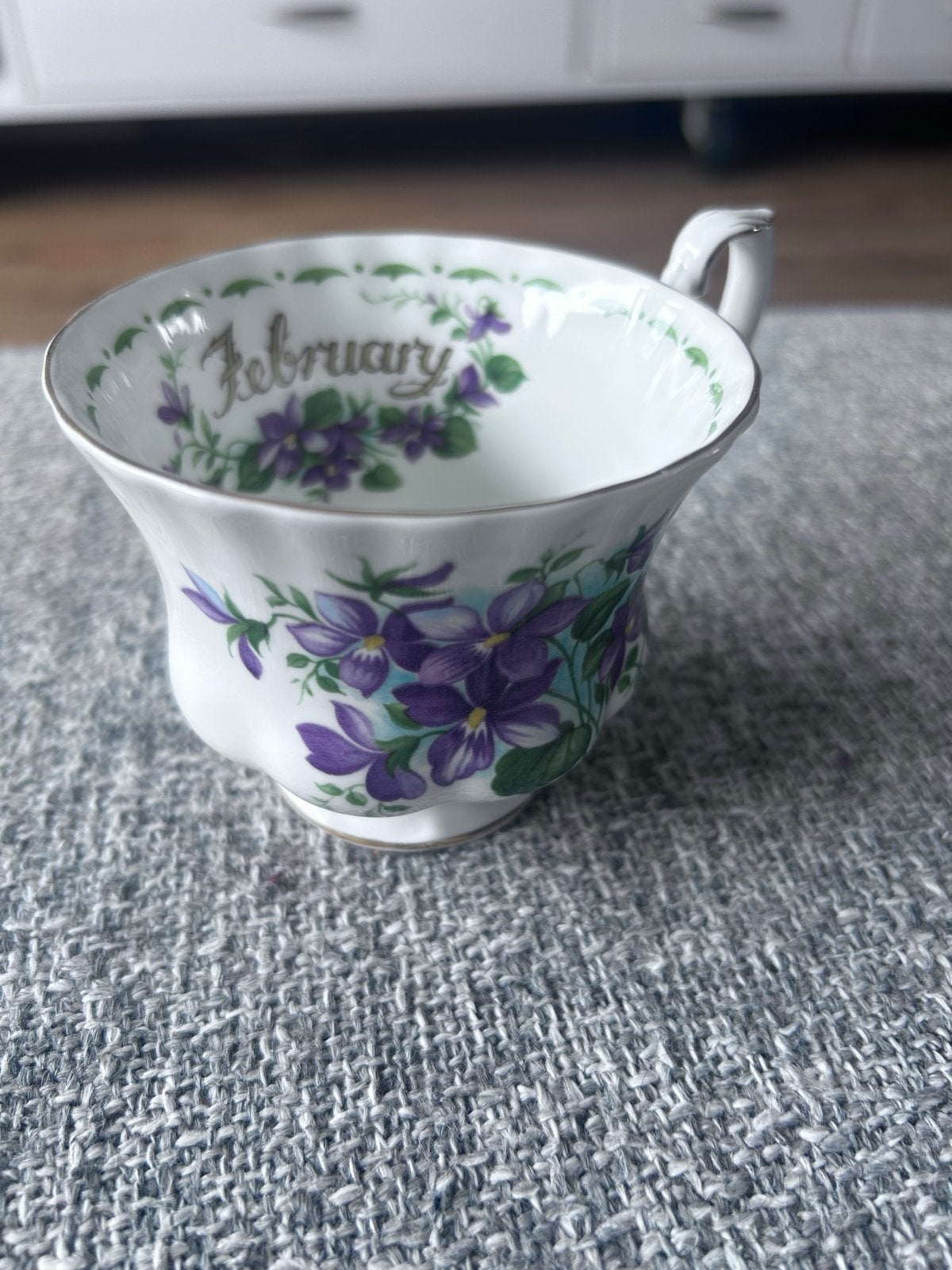 Royal Albert Violets Februari: Ontbijtset + bloem, Ophalen of Verzenden, Zo goed als nieuw, Bord(en), Porselein