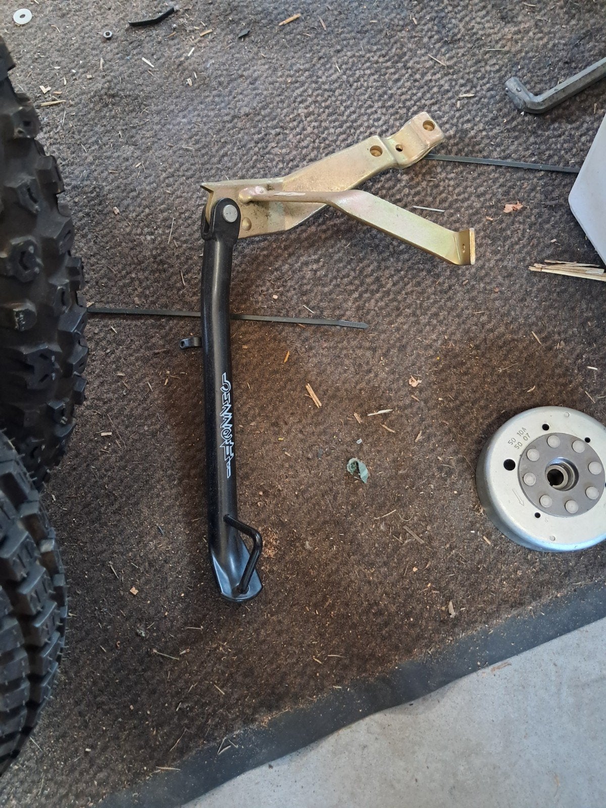 Te koop nieuwe zijstandaard en km kabel malaguti f12 nieuw, Ophalen of Verzenden, Nieuw, Overige typen, Overige merken