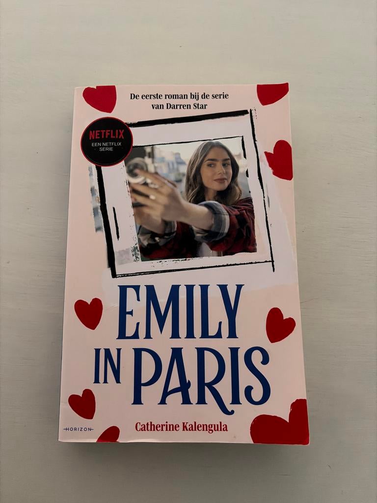 Emily in Paris - De eerste roman bij de serie, Ophalen of Verzenden, Zo goed als nieuw, Europa overig