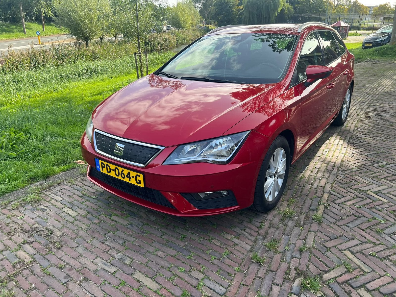 Seat Leon 1.0 Ecotsi 115PK Dsg-7 2017 Rood, Dealer onderhouden, Stof, Sportstoelen, Leon