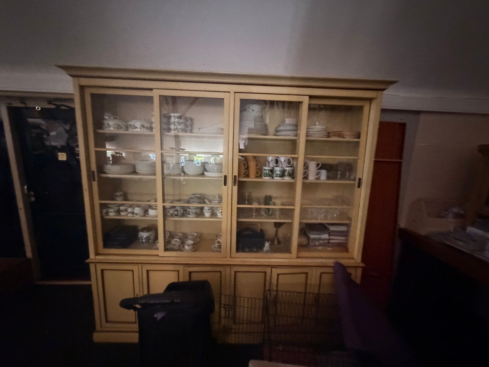Royale Grange vitrinekast - roomwit met bronskleurige detail, Huis en Inrichting, Ophalen, Gebruikt, 200 cm of meer, 25 tot 50 cm