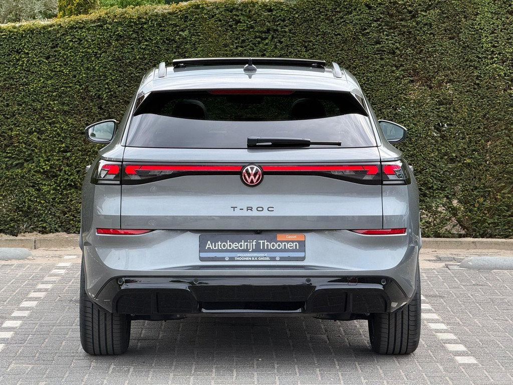 Volkswagen T-Roc 1.5 eTsi R-Line Trekhaak | Pano | 20", 1374 kg, 730 kg, 4 cilinders, 150 pk