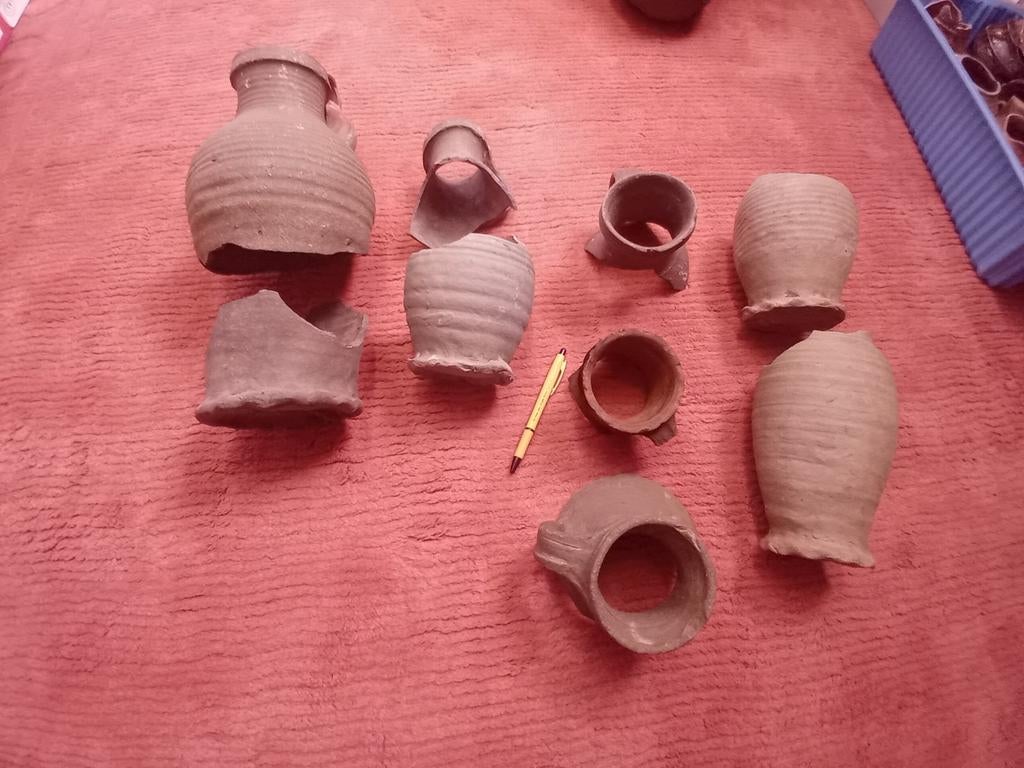 Rheinland steengoed. 9 stuks uit circa 1275-1375, Antiek en Kunst, Antiek | Keramiek en Aardewerk, Ophalen of Verzenden
