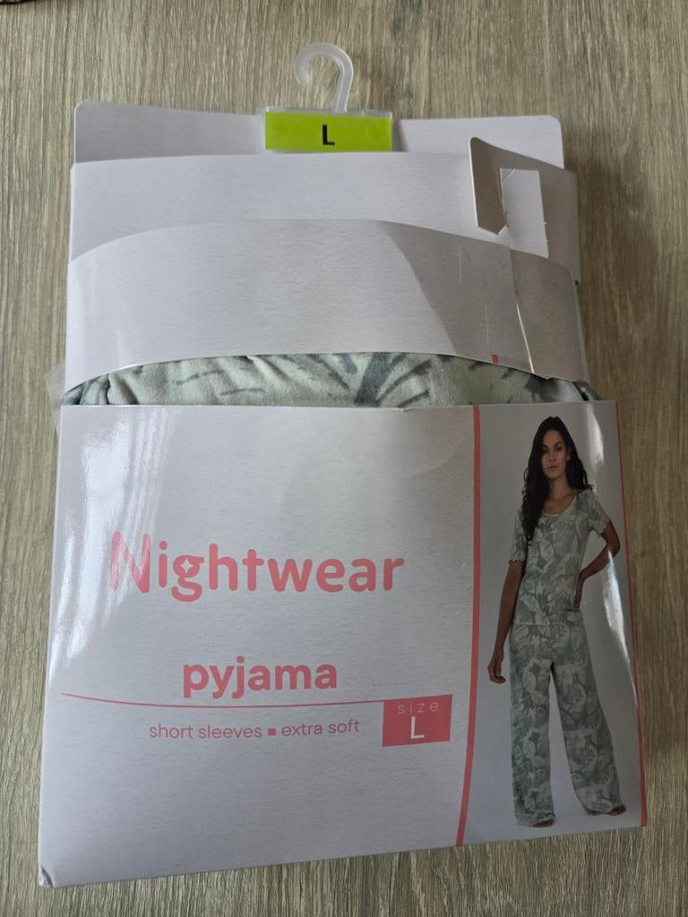 Nieuwe pyjama, maat L, met korte mouwen en bladprint, Kleding | Dames, Pyjama's, Ophalen, Nieuw, Maat 42/44 (L)