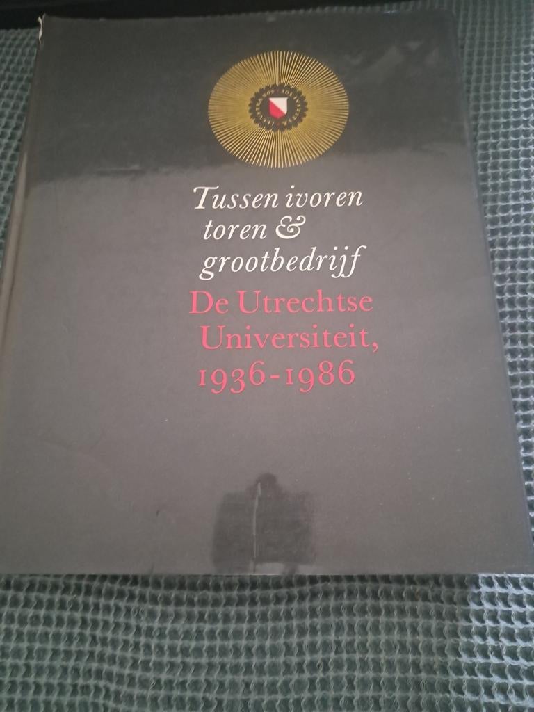 Tussen ivoren toren en grootbedrijf Universiteit utrecht, Ophalen of Verzenden