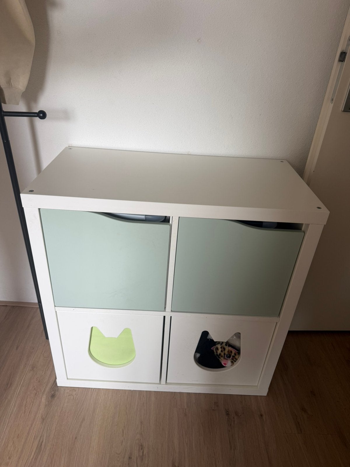 Kalax kast met 2 deurtjes en 2 poezen bakken, Ophalen, Gebruikt