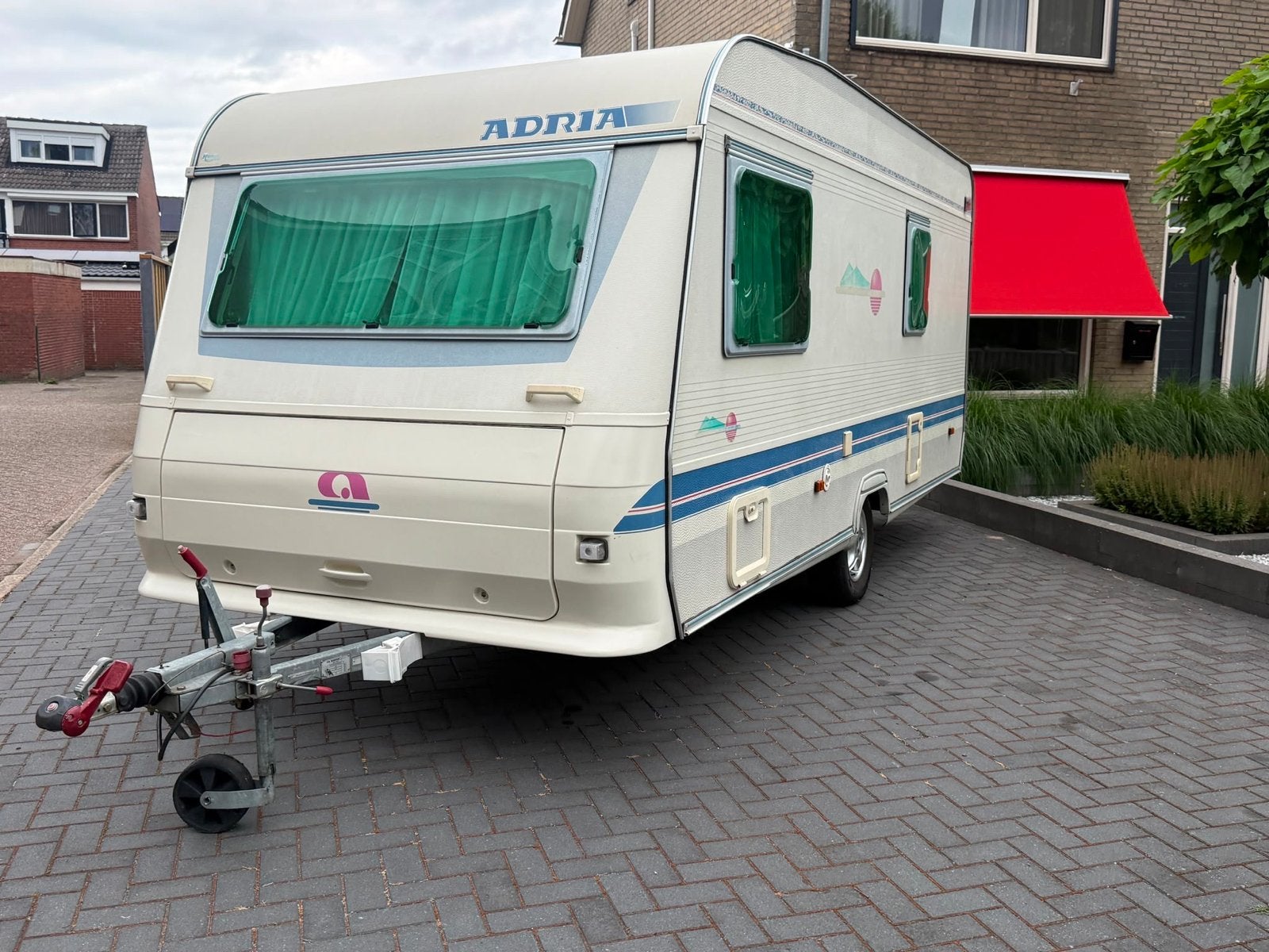 Adria Caravan met stapelbed en voortent, Stapelbed, Rondzit, 750 - 1000 kg, Particulier