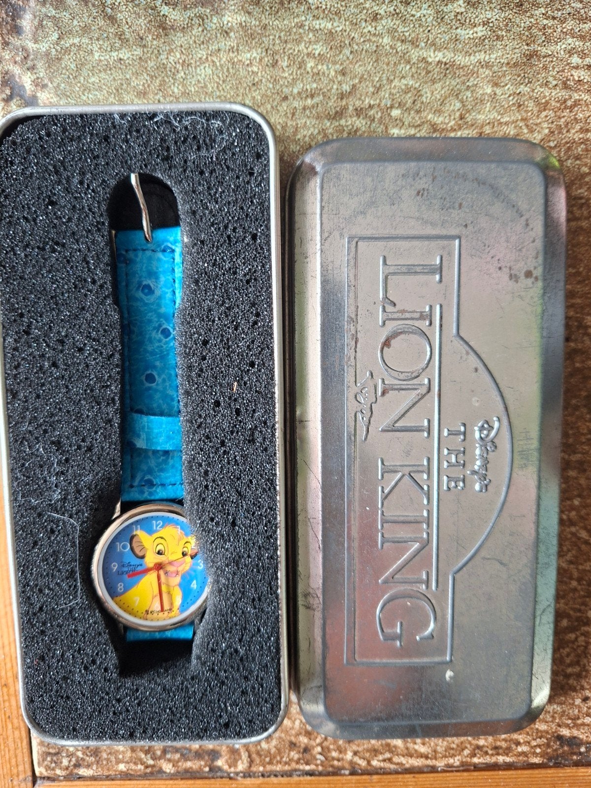 Disney The Lion King horloge in bewaarblikje, Sieraden, Tassen en Uiterlijk, Horloges | Kinderen, Gebruikt, Jongen of Meisje, Blauw
