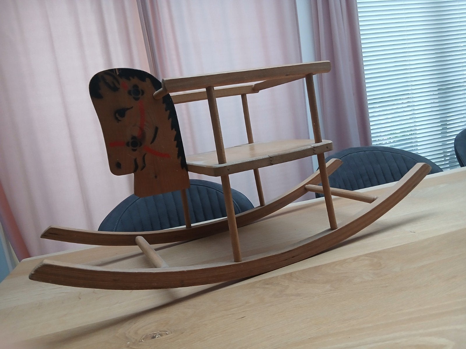 Houten hobbelpaard met rugleuning, Ophalen of Verzenden, Gebruikt, Rij- of Hobbelspeelgoed