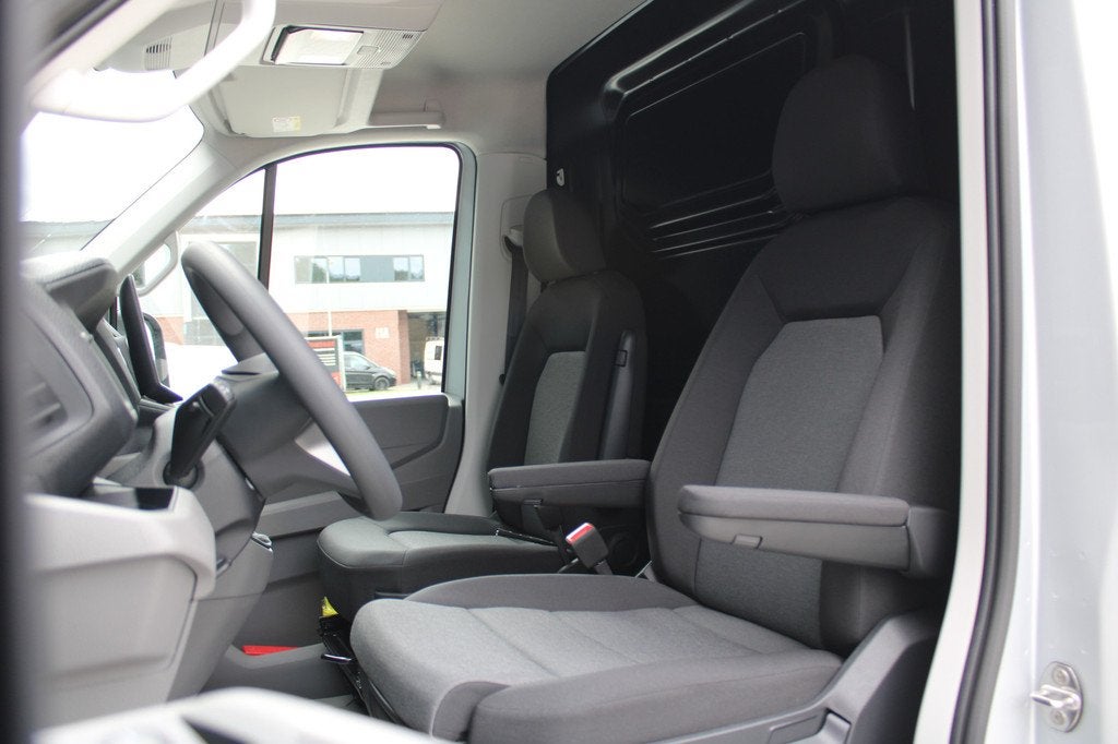 Volkswagen Crafter 30 2.0 TDI L3H3 140pk - Navigatie - DAB -, Voorwielaandrijving, Stof, 4 cilinders, Volkswagen