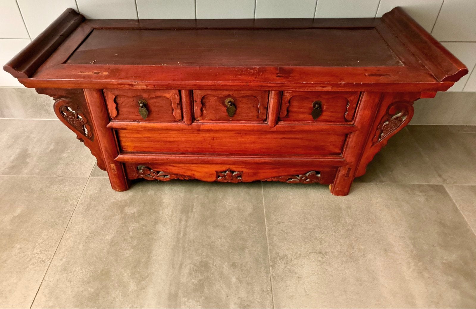 Antieke Chinese kast/bankje van donkerrood hout, Ophalen