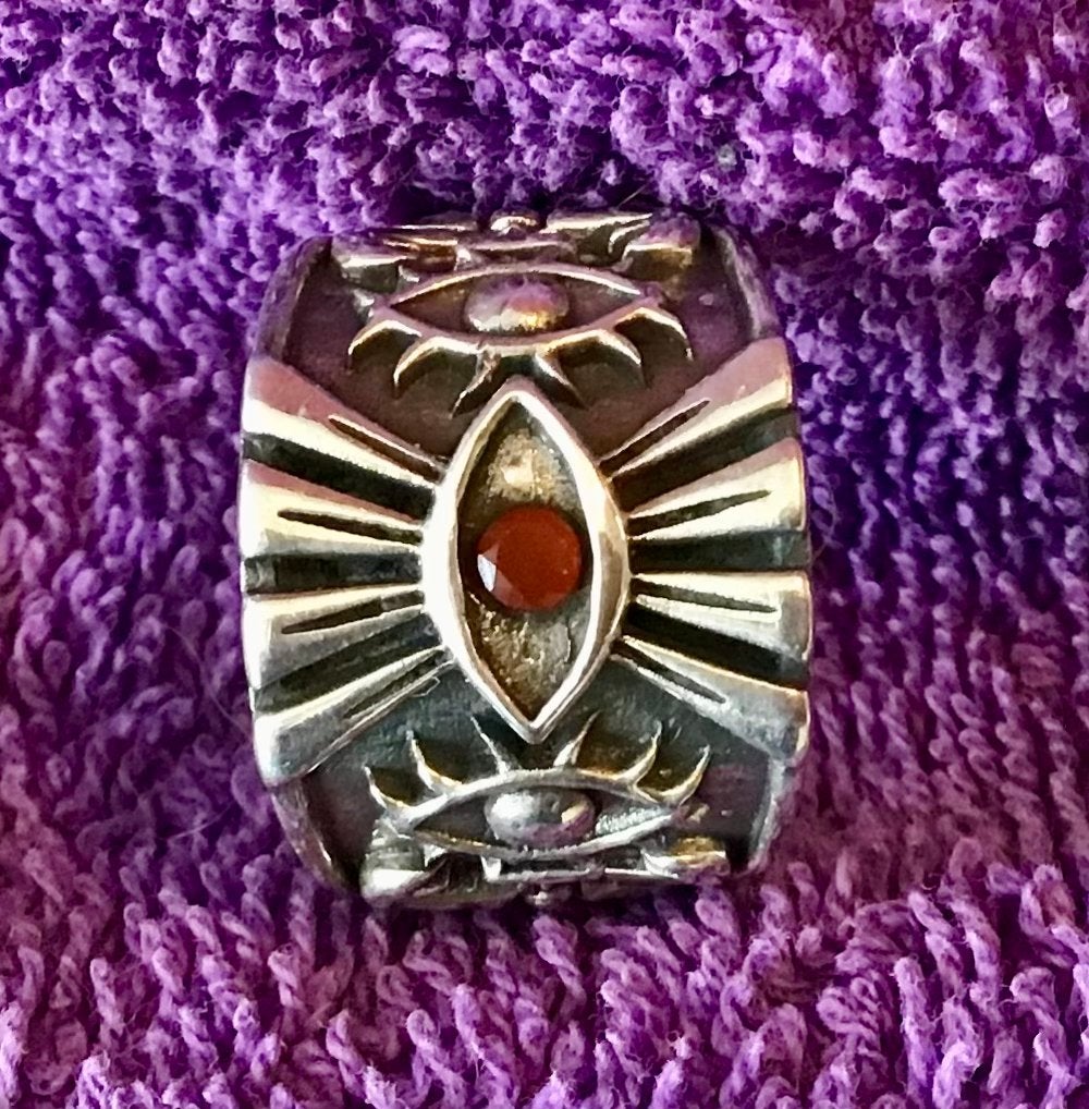 Zilveren Ring 'Oog van Horus' met Robijn, Sieraden, Tassen en Uiterlijk, Ringen, 18 tot 19, Ophalen of Verzenden, Zo goed als nieuw