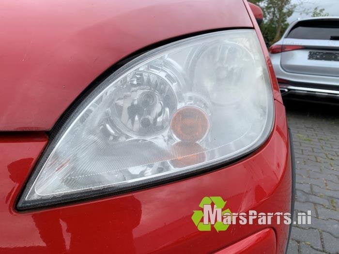 Koplamp links van een Mitsubishi Colt